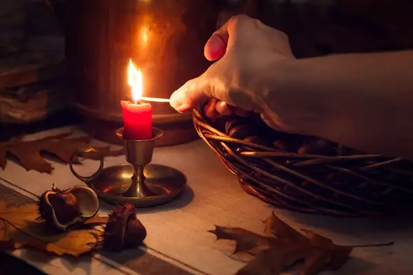 صورة تحتوي على شمعة و يدين شيخ روحاني مغربي