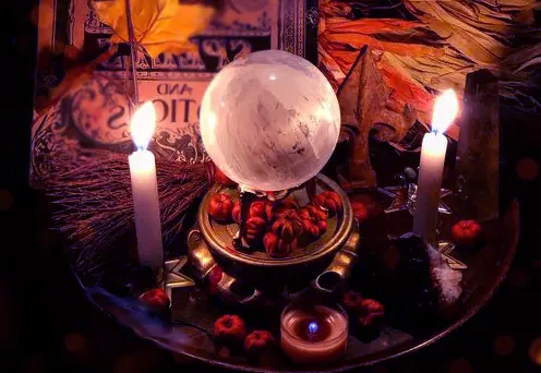 صورة تحتوي على شموع و أشياء روحانية شيخ روحاني مغربي