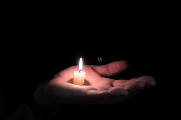 صورة تحتوي على شمعة و يدين شيخ روحاني في الاردن