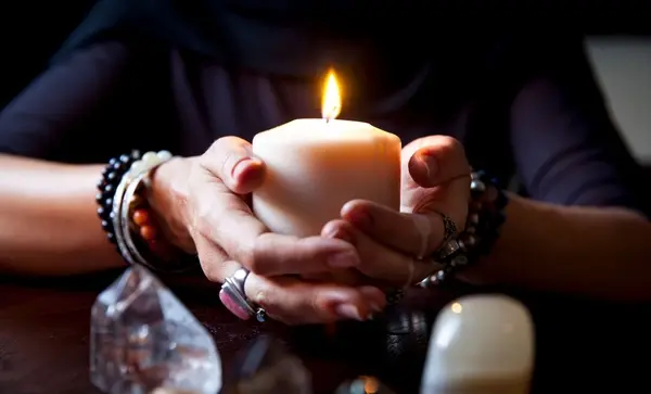 صورة تحتوي على شمعة و يدين سحر المحبة في القهوة