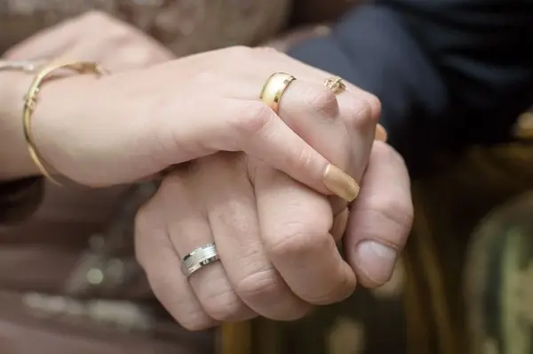صورة تحتوي على يدين تلبس خواتم اعراض سحر النفور بين الزوجين