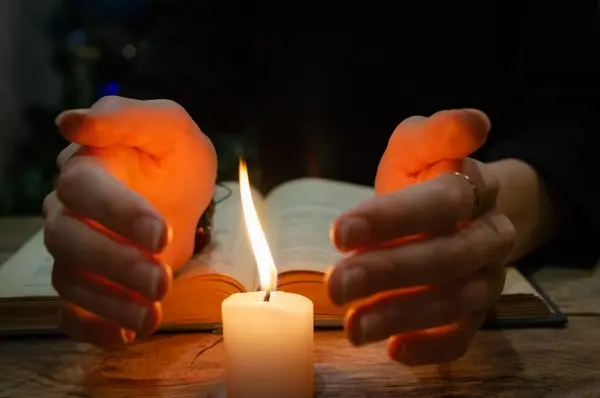 صورة تحتوي على شمعة و يدين
اعراض سحر كره الزوج لزوجته