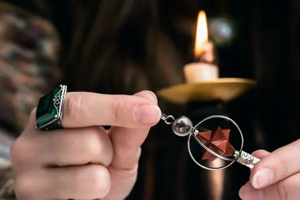 صورة تحتوي على شمعة و يدين طريقة ارجاع الحبيب