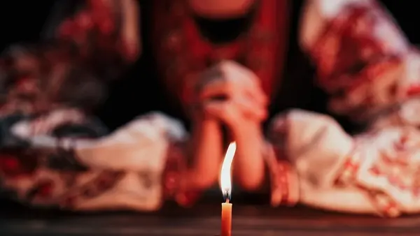 تحتوي الصورة على شمعه 
افضل شيخ روحاني