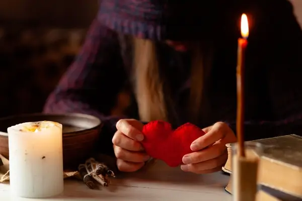 صورة تحتوي على شمعة ويد تحمل مجسم قلب رقم ساحر ثقة