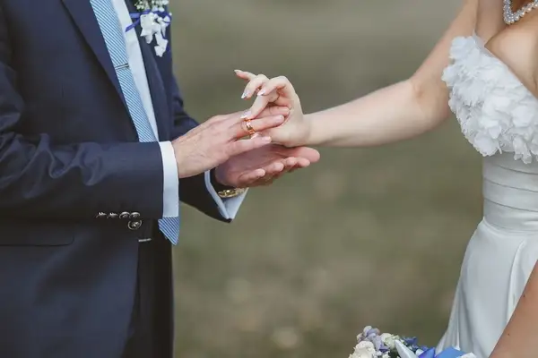 صورة تحتوي على يدين و خواتم للزواج 
طريقة عمل سحر للزواج