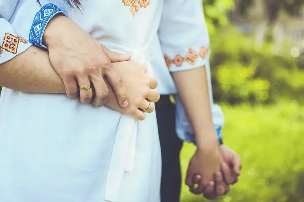 صورة تحتوي على يدين بخور لجلب الحبيب للزواج