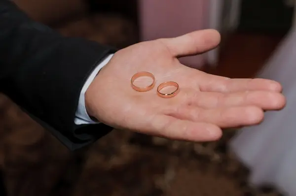 صورة تحتوي على يدين فيها خواتم كيفية جلب شخص معين للزواج