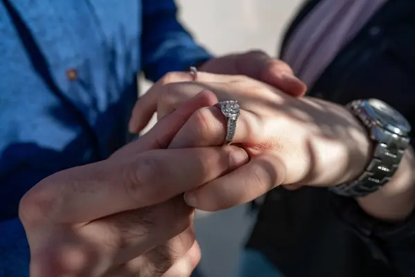 صورة تحتوي على يدين فيها خاتم جلب القبول والمحبة