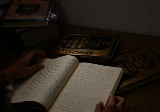 صورة تحتوي على كتاب شيخ روحاني مختص في الجلب و التهييج