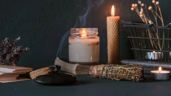 صورة تحتوي على شمعة 
شيخ روحاني مختص في الجلب و التهييج
